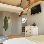 Bed and Breakfast Le Clos Poulain Petits De Charme Et D'hotes Familiales Au Calme Proche Bayeux Et Des Plages 3*