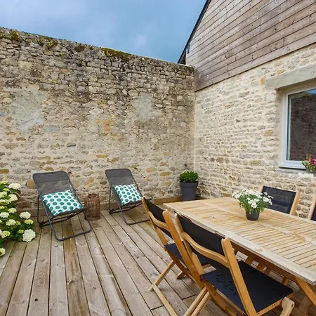 Le Clos Poulain: Charming And Family Near Bayeux Bed & Breakfast