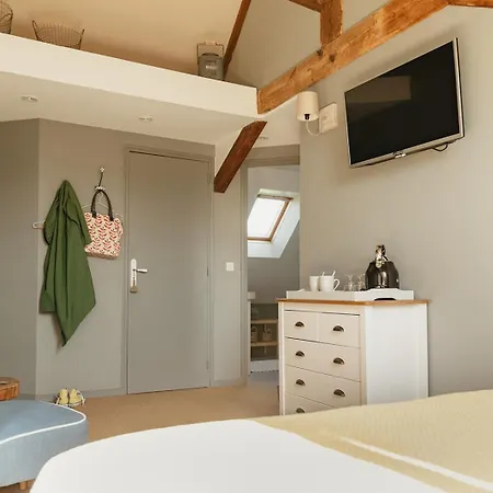 Bed & Breakfast Le Clos Poulain: Charming And Family Near Bayeux *